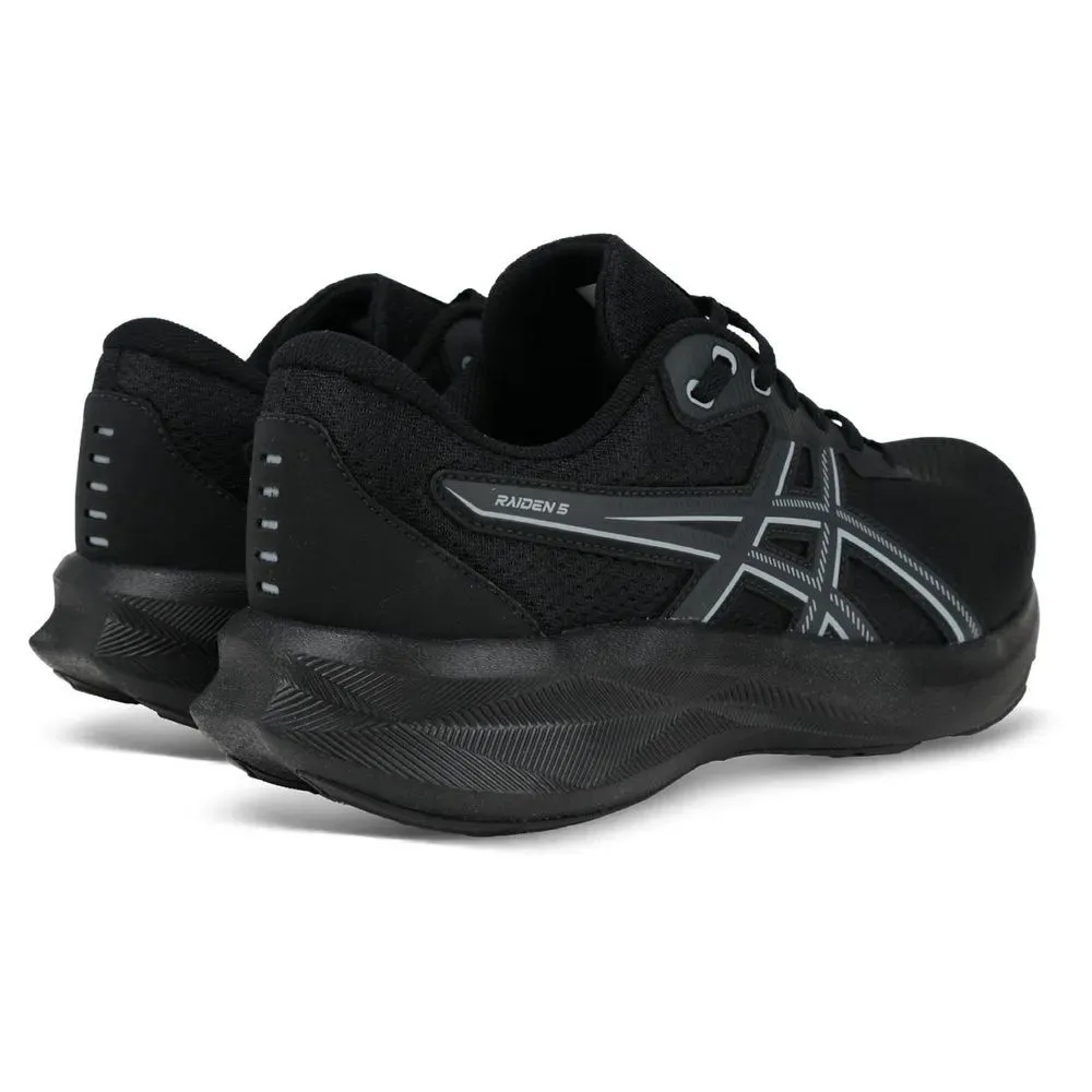 Tênis Asics Raiden 5 preto destacado em fundo branco